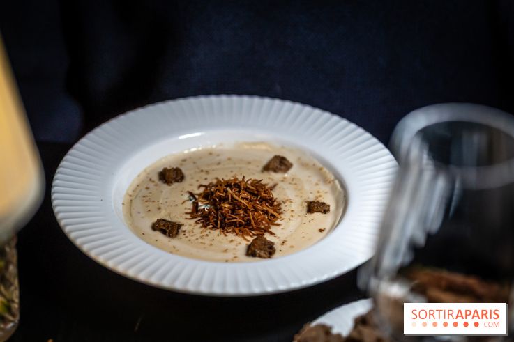 Monsieur Claude, le restaurant par Danny Khezzar à Rueil dans le 92 - LE VELOUTÉ Velouté de topinambours, fève de tonka, chèvre frais ail & fines herbes et chips de panais
