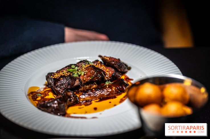 Monsieur Claude, le restaurant par Danny Khezzar à Rueil dans le 92 - L'ONGLET DE LA MAISON METZGER Onglet de bœuf, laquage du Chef, échalote confite, sésame au kimchi, jus de bœuf à l'échalote, et pomme dauphine maison