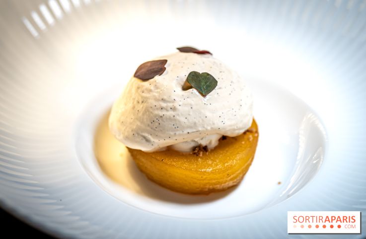 Monsieur Claude, le restaurant par Danny Khezzar à Rueil dans le 92 - LA POMME AU FOUR Pomme rôtie au four, praliné pistache, crumble, glace verveine, siphon vanille brûlée, Oxalis