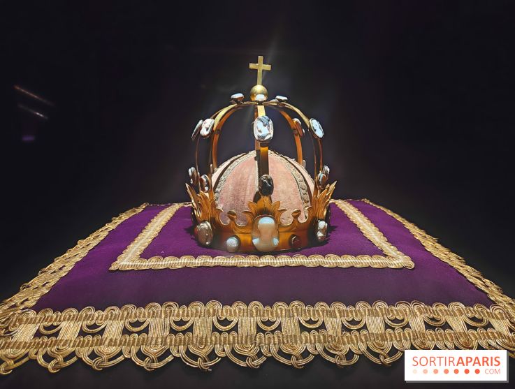 Le Dernier sacre : l'exposition immersive dans les coulisses d'un couronnement au Mobilier national  - fotor 1744999603649