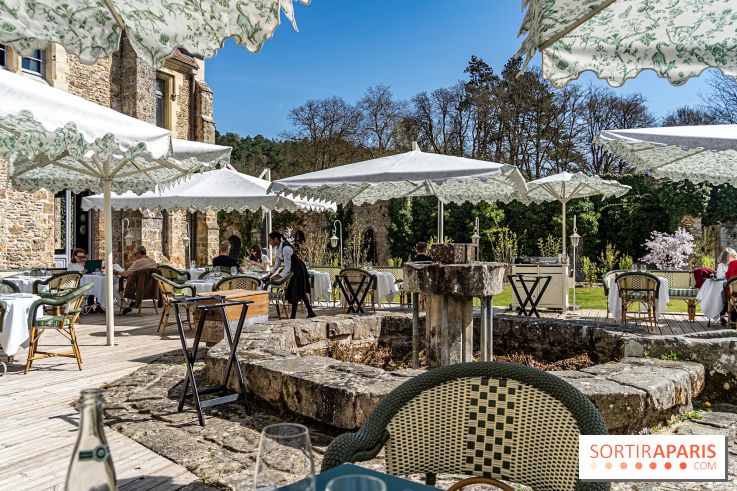 Les Chasses, le restaurant insolite avec une superbe terrasse à l'Abbaye des vaux de Cernay dans les Yvelines