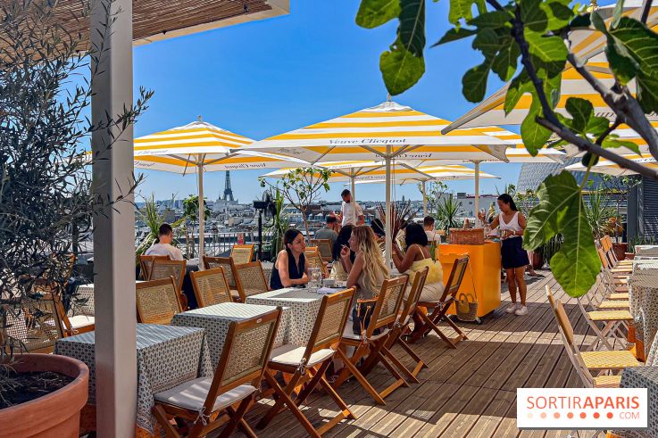 La terrasse estivale du Printemps Haussmann 2025 avec vue sur Paris et la Tour Eiffel
