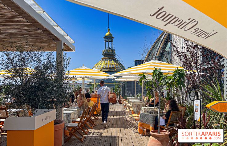La terrasse estivale du Printemps Haussmann 2025 avec vue sur Paris et la Tour Eiffel