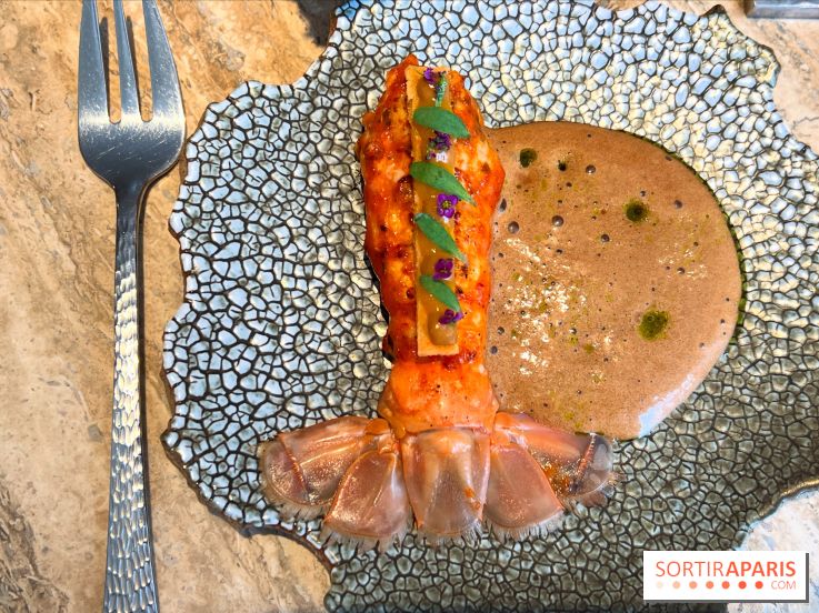 Restaurant Alan Geaam - La Langoustine Royale Cuite au BBQ et mariné aux épices taouk, kumquat, aïoli et tagète