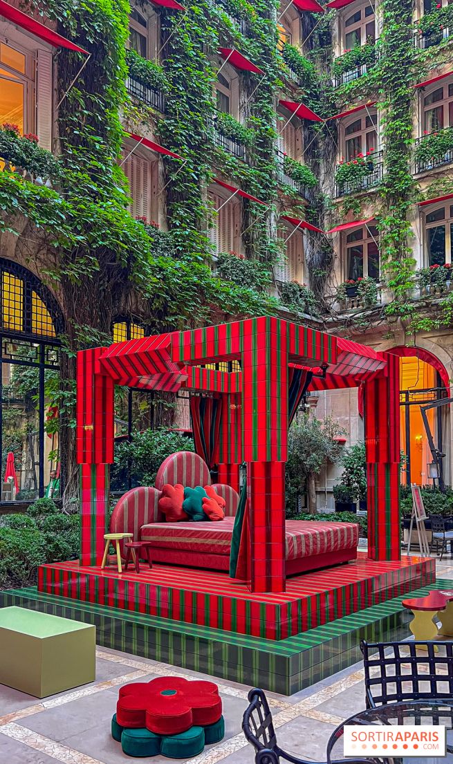 Plaza Athénée : une installation design XXL gratuite signée Uchronia exposée dans la cour du palace