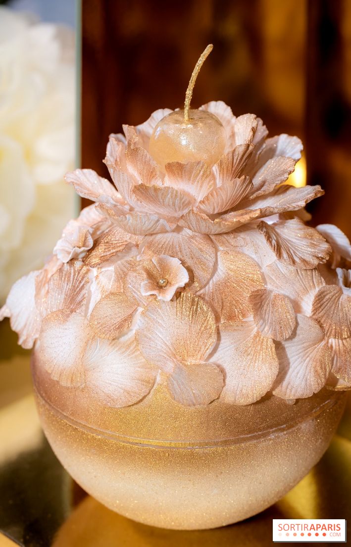 Les bûches et créations de Noël et fêtes de Ladurée 2025
