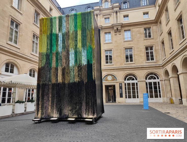 Art Basel Paris 2025 : une installation textile installée dans la cour de l'Hôtel de la Marine - fotor 1760090378058