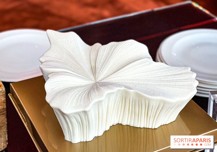 Bûche de Noël Fleur de Vanille du Shangri-La Paris 2025 par Timothy Lan, une création haute couture