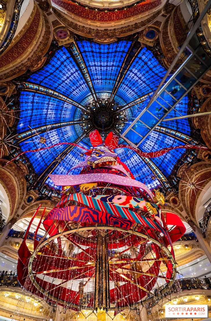 Vitrines et sapin de Noël des Galeries Lafayettes avec Clara Luciani - photos