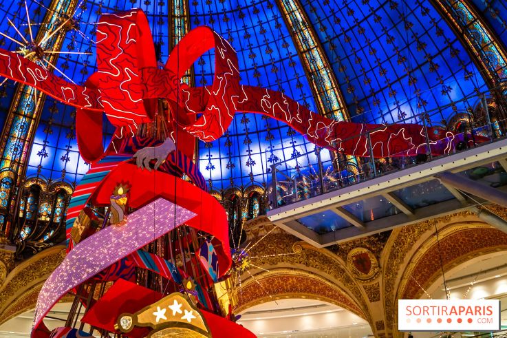Vitrines et sapin de Noël des Galeries Lafayettes avec Clara Luciani - photos