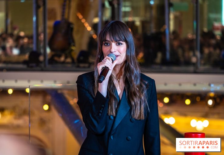 Vitrines et sapin de Noël des Galeries Lafayettes avec Clara Luciani - photos