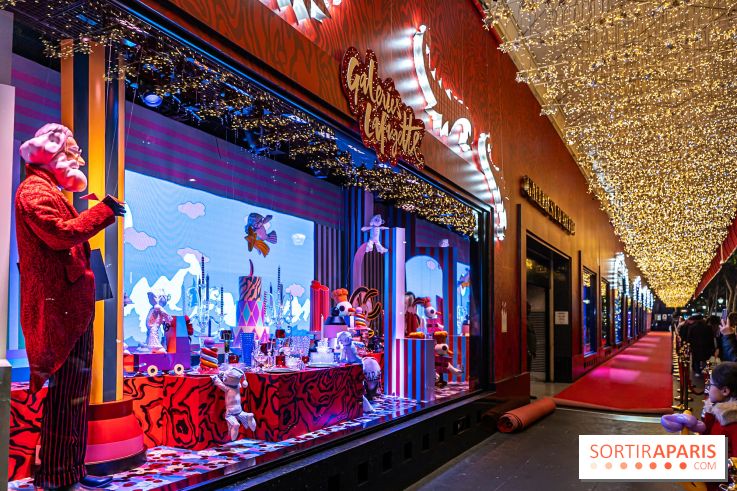 Vitrines et sapin de Noël des Galeries Lafayettes avec Clara Luciani - photos