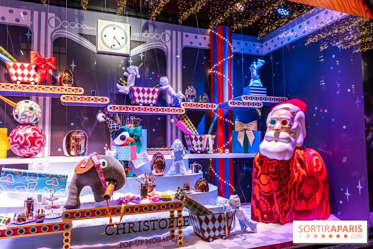 Vitrines et sapin de Noël des Galeries Lafayettes avec Clara Luciani - photos