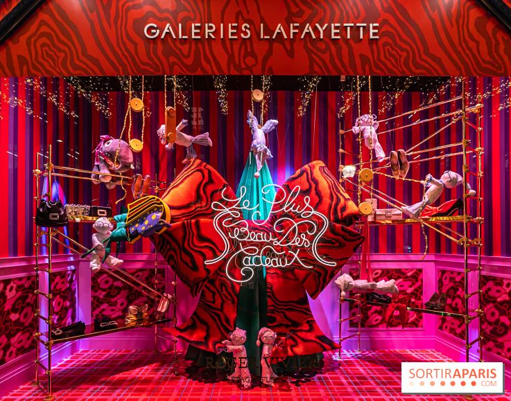 Vitrines et sapin de Noël des Galeries Lafayettes avec Clara Luciani - photos