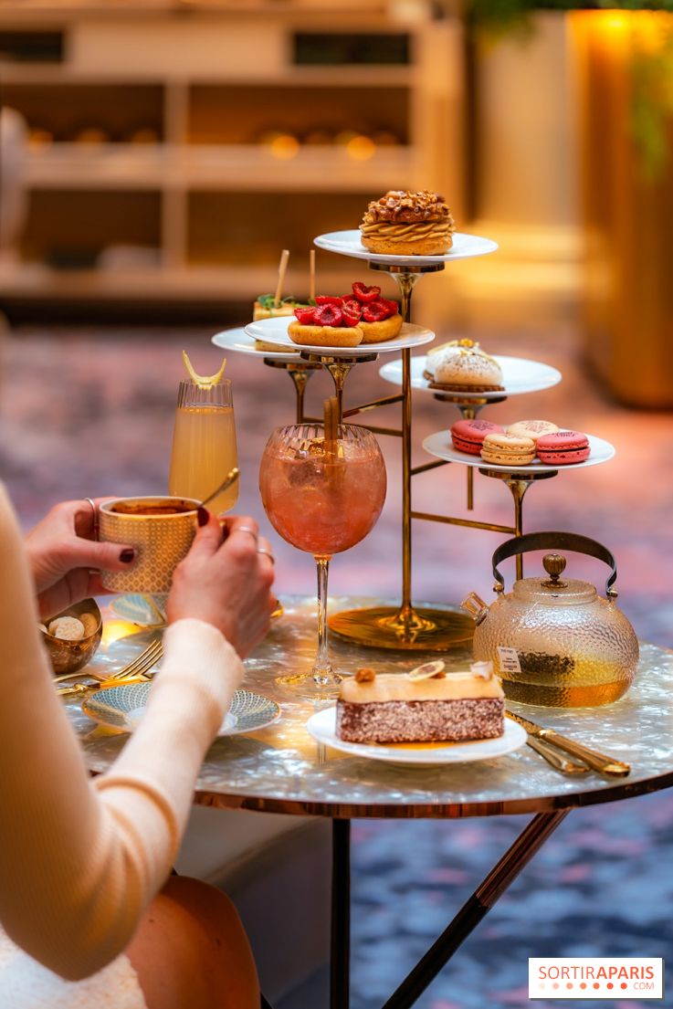 Le tea time Emily in Paris de l'Hôtel du Louvre