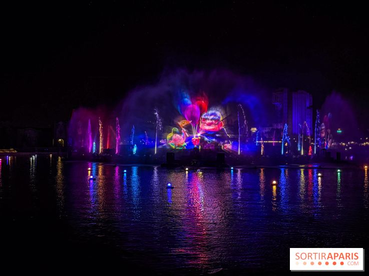 Disneyland Paris : Disney Cascade of Lights, le spectacle nocturne sur Adventure Bay