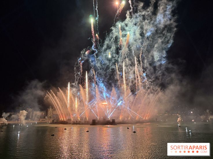 Disneyland Paris : Disney Cascade of Lights, le spectacle nocturne sur Adventure Bay