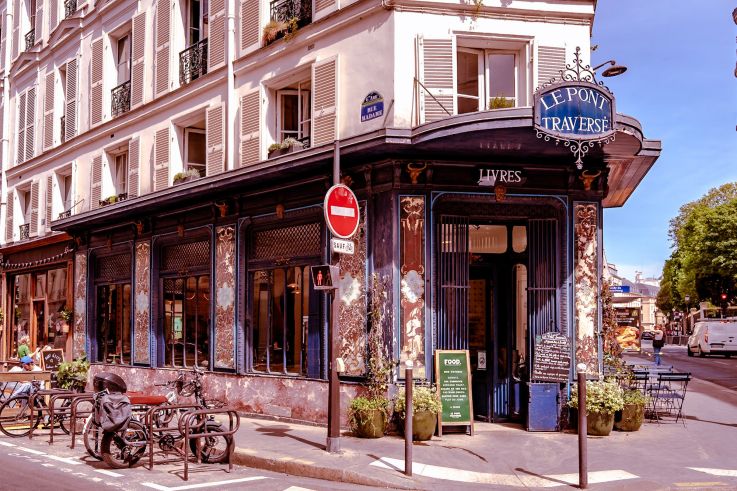 Le Pont Traversé, le coffee shop L'exposition en plein air de Yann Arthus Bertrand a été saccagée par les supporters ce mercredi soir, l'artiste a lancé un appel à l'aide 👉https://sortiraparis.com/r/ajypUfeNgluten se réinvente - façade classée