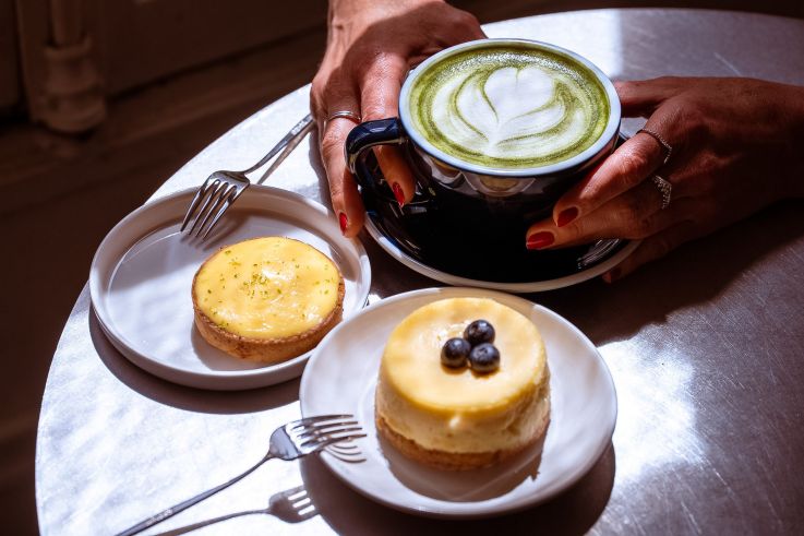 Le Pont Traversé, le coffee shop L'exposition en plein air de Yann Arthus Bertrand a été saccagée par les supporters ce mercredi soir, l'artiste a lancé un appel à l'aide 👉https://sortiraparis.com/r/ajypUfeNn gluten se réinvente - matcha latte et desserts