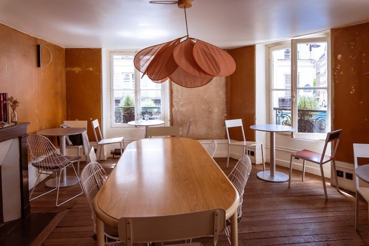 Le Pont Traversé, le coffee shop L'exposition en plein air de Yann Arthus Bertrand a été saccagée par les supporters ce mercredi soir, l'artiste a lancé un appel à l'aide 👉https://sortiraparis.com/r/ajypUfeN gluten se réinvente - salle de l'étage