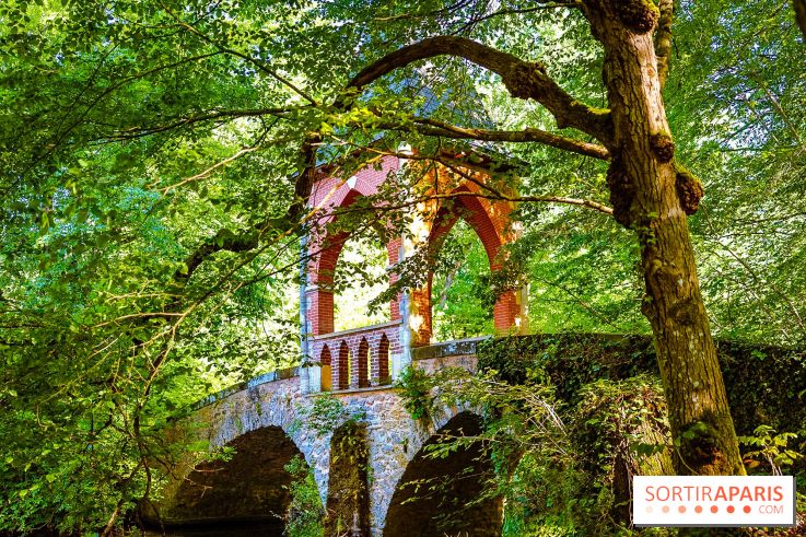 La réserve Naturelle des Etangs de Bonnelles, son pont kiosque, temple de l'amour et ses trésors