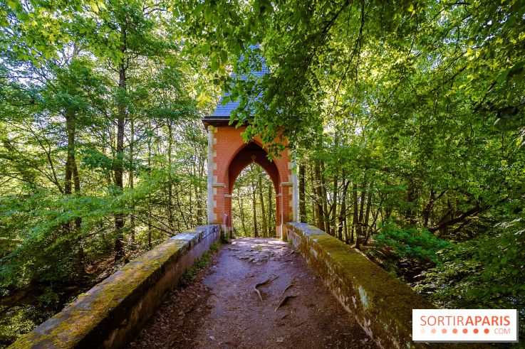 La réserve Naturelle des Etangs de Bonnelles, son pont kiosque, temple de l'amour et ses trésors
