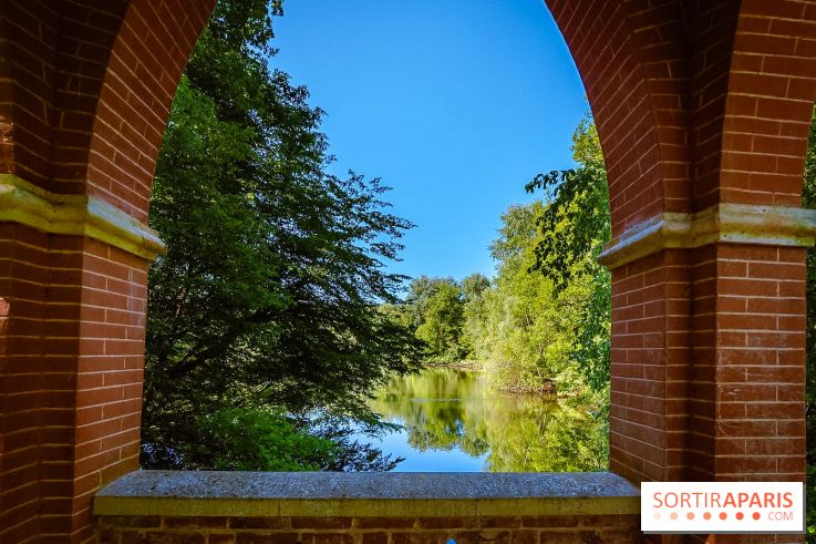 La réserve Naturelle des Etangs de Bonnelles, son pont kiosque, temple de l'amour et ses trésors