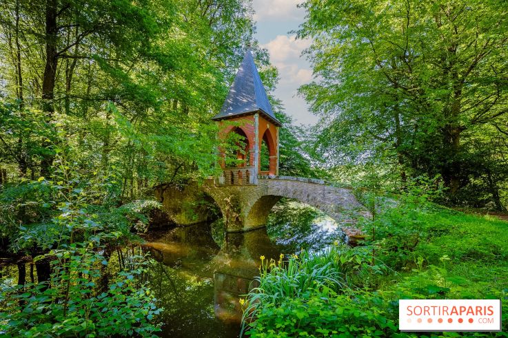 La réserve Naturelle des Etangs de Bonnelles, son pont kiosque, temple de l'amour et ses trésors
