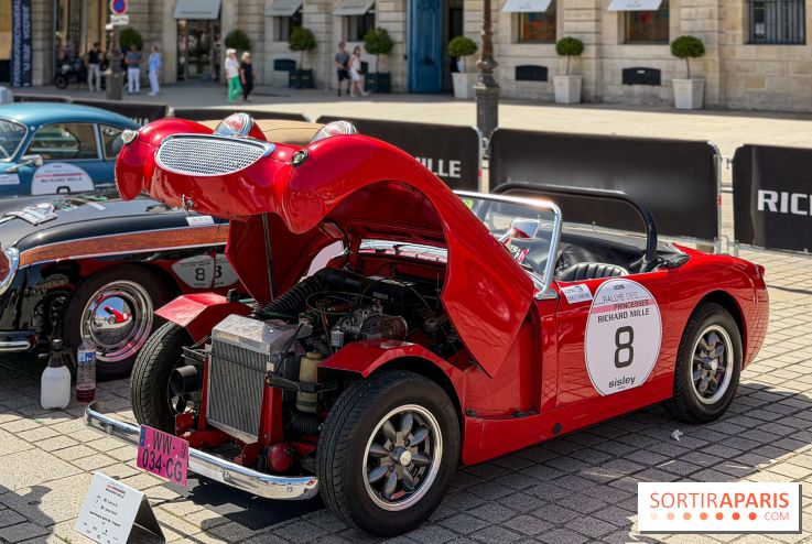 Le Rallye des Princesses expose ses voitures de collection sur la Place Vendôme - Facetune 24 05 2026 20 07 51