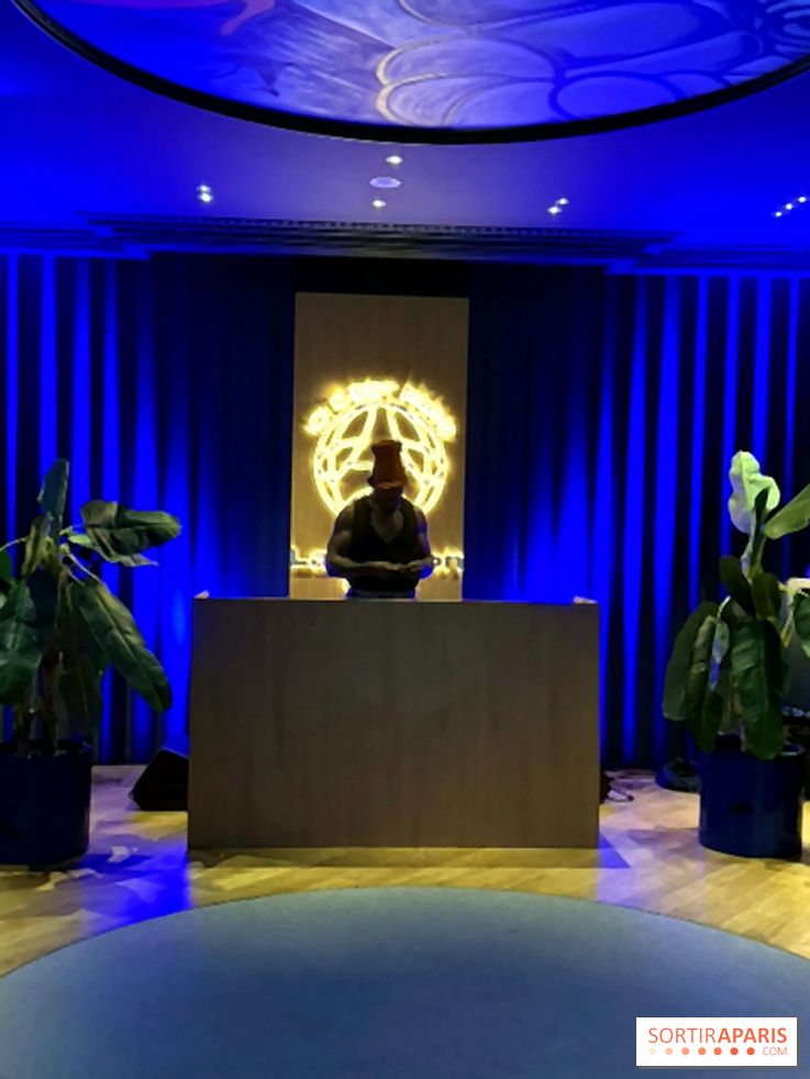 Ici C’est Paris La Maison : nos photos du pop-up gratuit du PSG à Paris - L’accueil bleu d’Ici C’est Paris La Maison