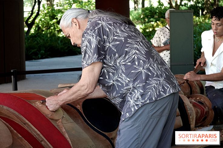 Un mât héraldique installé dans le jardin du musée du Quai Branly