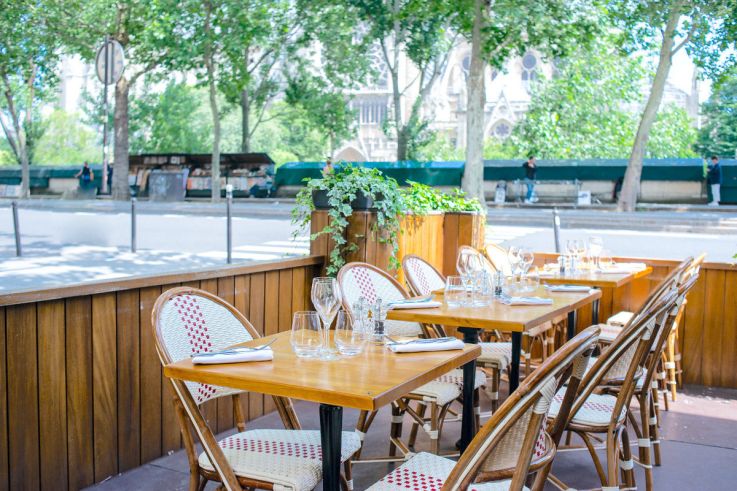 La Bouteille d'or : institution modernisée face à Notre Dame