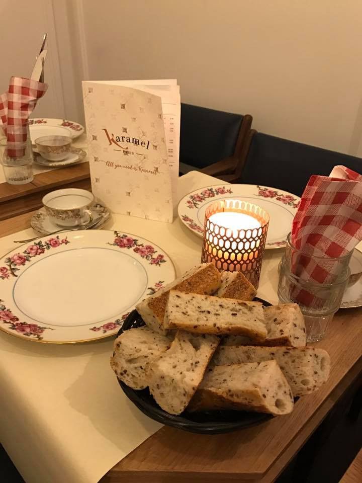 Karamel célèbre les grands mère dans son salon de thé