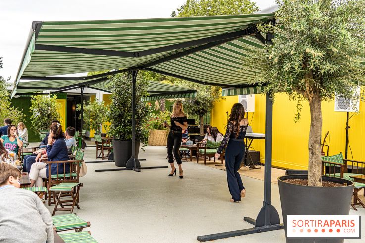 La terrasse jardin de la péniche Maison Jaune à Boulogne en mode guinguette