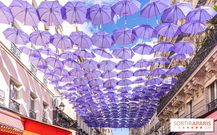 La rue Montorgueil transformée en Gotham pour célébrer la série The Penguin sur Max avec des parapluies violet