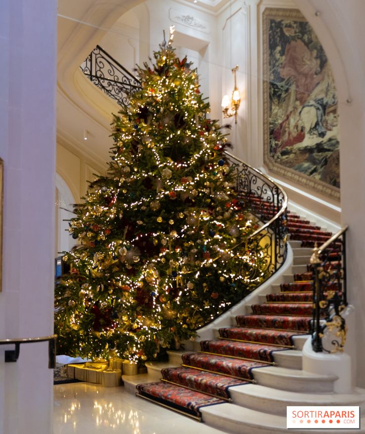 Lesvplus beaux sapins de Noël à Paris 2024 à découvrir : le Ritz Paris