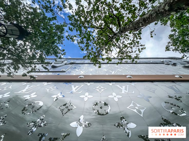 Paris : la « malle géante » de Louis Vuitton sur les Champs-Élysées face à une menace judiciaire