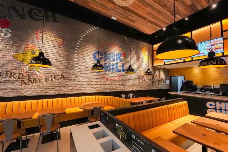 Le Top Chef Mohamed Cheik ouvre un temple du poulet frit dans le Val-de-Marne nommé Chik'Chill