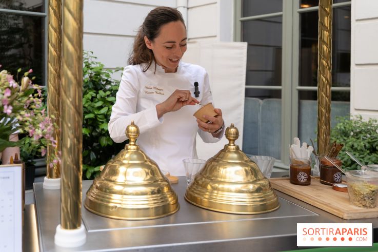 Nina Métayer installe son chariot à glace chez Maison Colbert