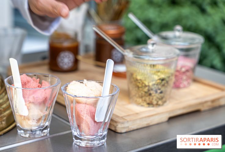 Nina Métayer installe son chariot à glace chez Maison Colbert