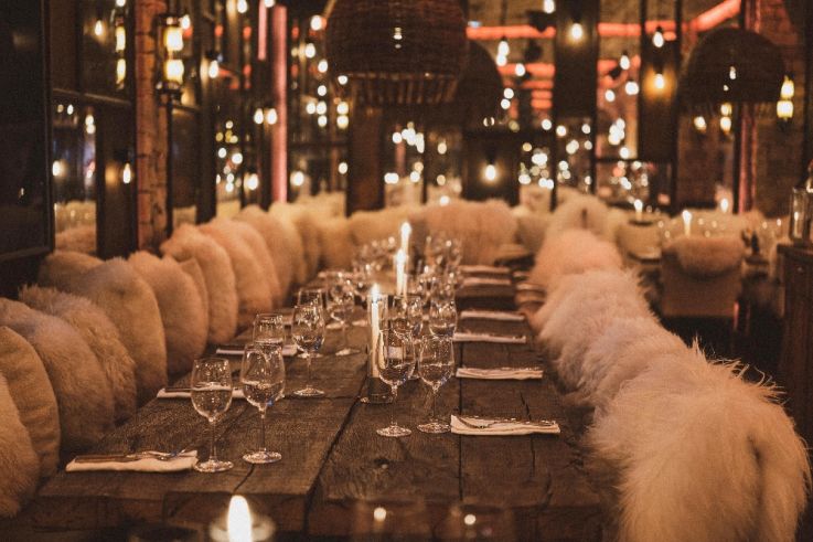 Un chalet de montagne éphémère sur le rooftop du Sax à Paris