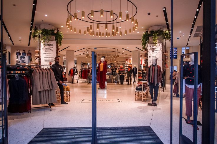 Le Monoprix des Champs-Elysées réouvre ses portes, entièrement rénové