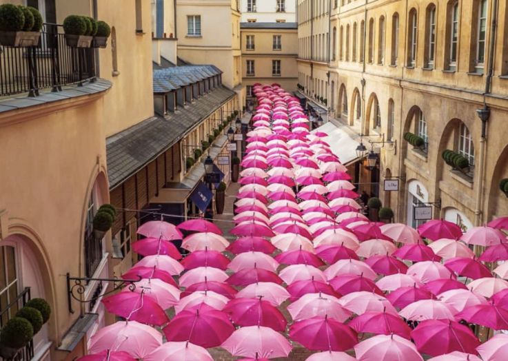 Les parapluies rose débarque au Village Royal