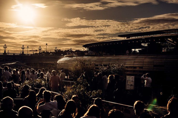 Le Flow à Paris : la péniche restaurant-bar-terrasse, club et rooftop au pont Alexandre III