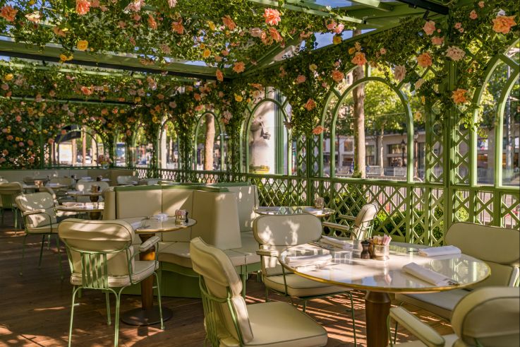Ladurée lance sa nouvelle terrasse fleurie sur les Champs-Elysées