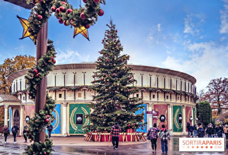 Les 10 plus beaux sapins de Noël à Paris 2022 - sapin de noël 2022 Parc Astérix