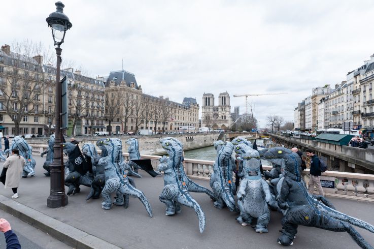 Quand des dinosaures défilent à Paris