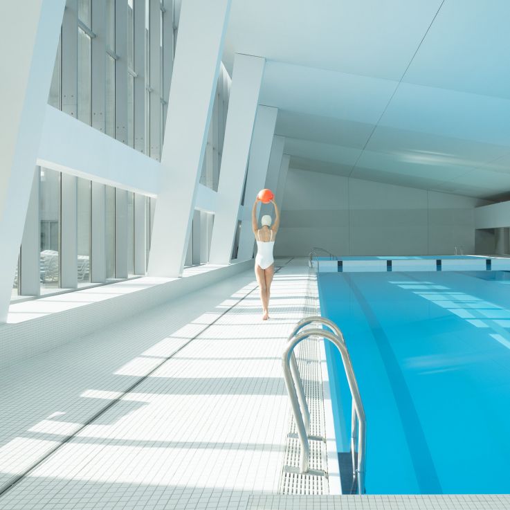 Exposition insolite à Paris : Soo Burnell revient à Molitor avec son œuvre 'Into The Blue'