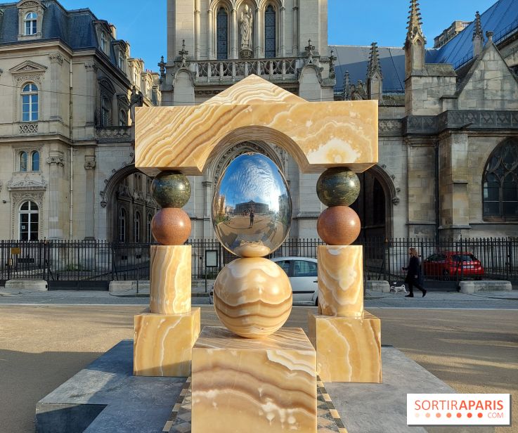 Paris : quel est ce portail monumental installé sur la place du Louvre ?