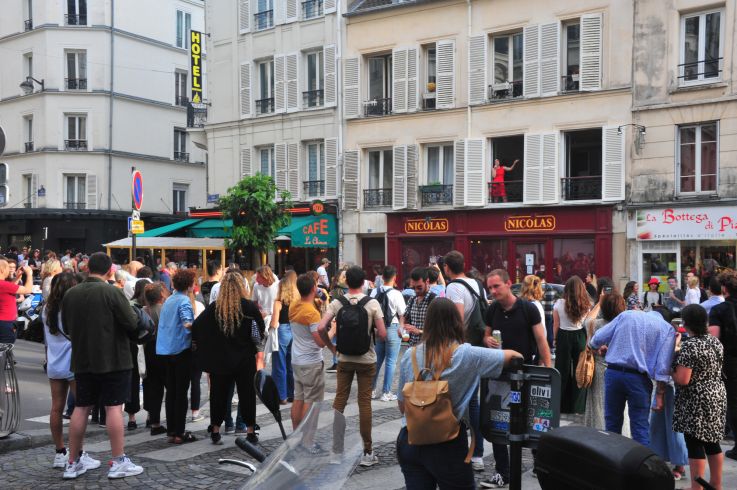Fête des Vendanges de Montmartre 2023 : un concert insolite d’une fenêtre de la rue des Abbesses